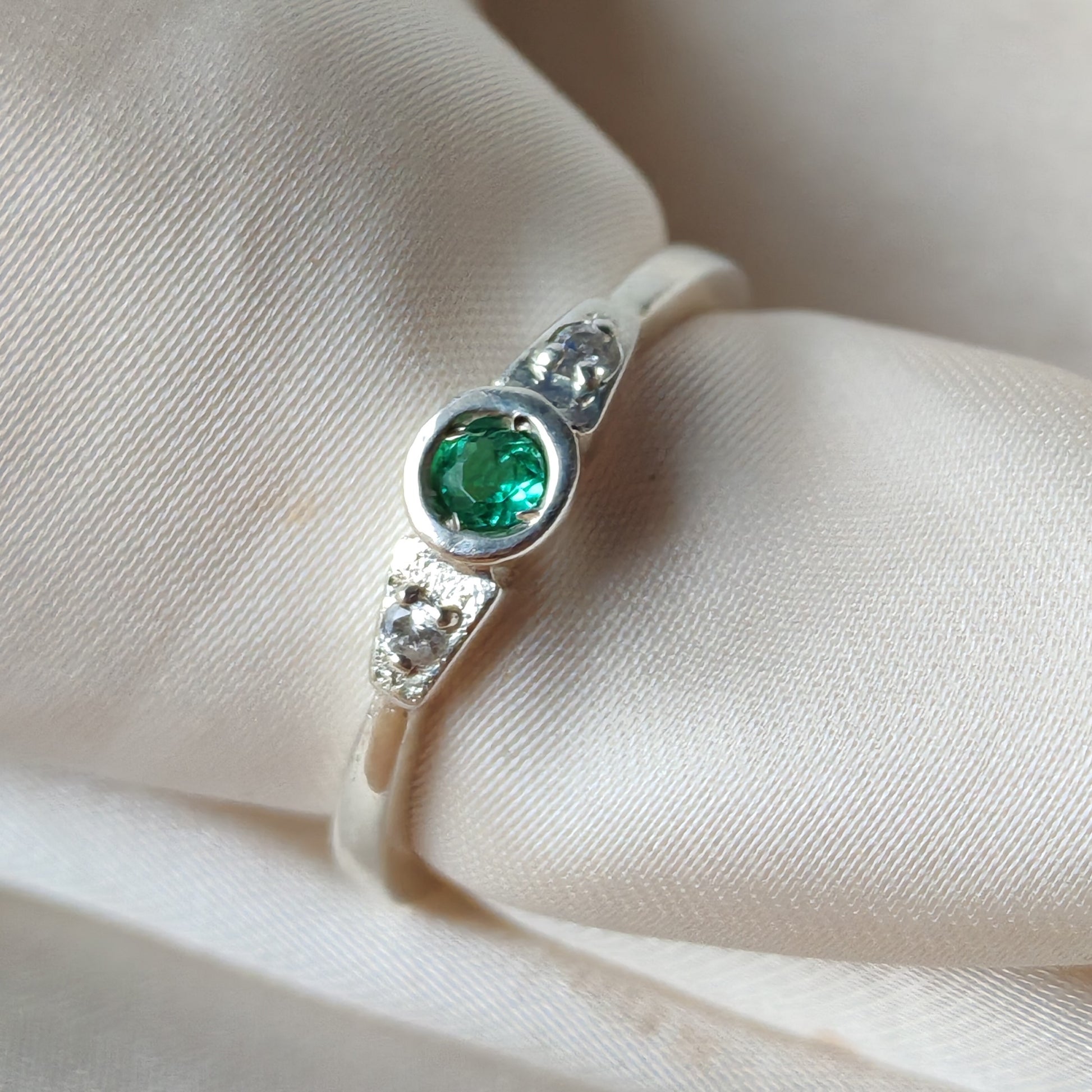 ANILLO ESMERALDA CON CIRCONES - Austral Esmeraldas