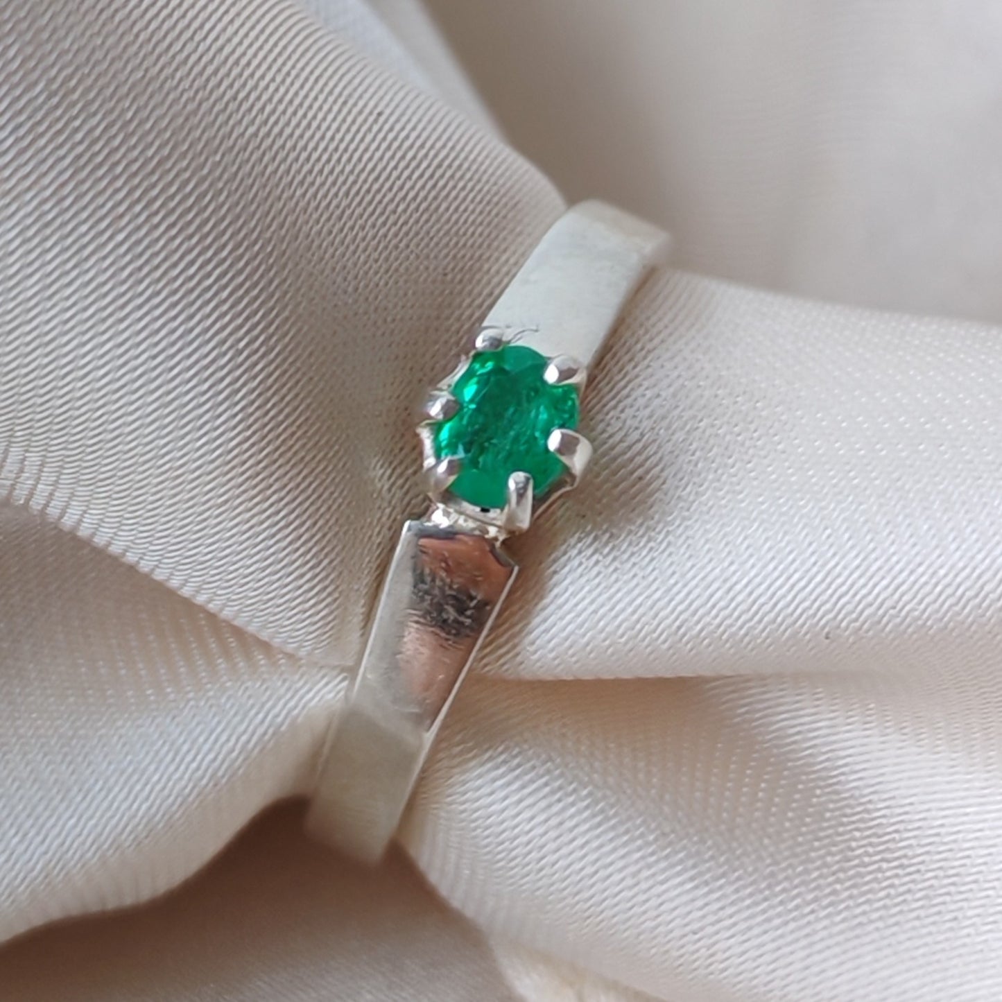 ANILLO ESMERALDA SOLITARIO OVALO - Austral Esmeraldas
